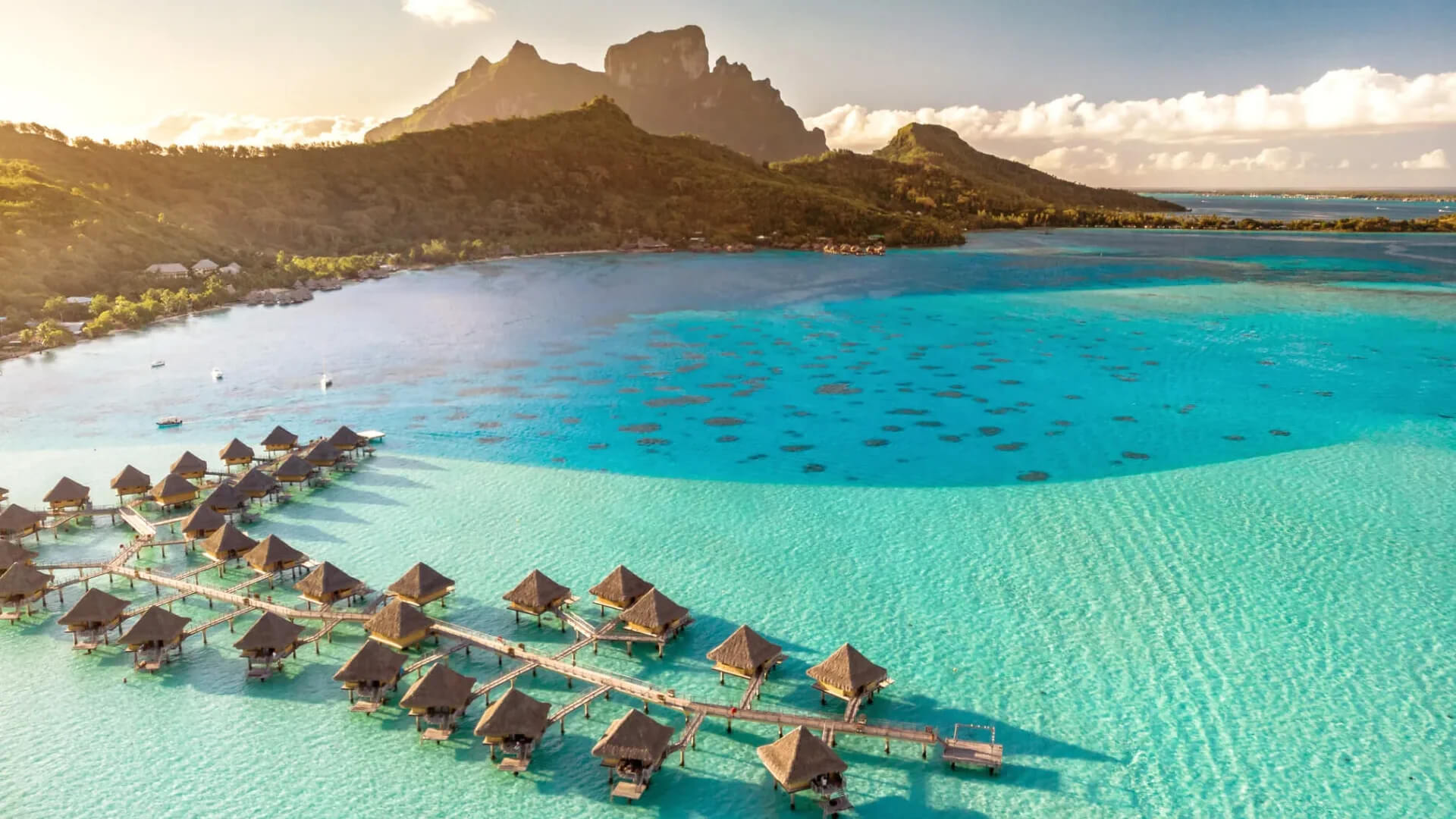 vue-aerienne-sur-le-lagon-de-bora-bora.jpg (256 KB)