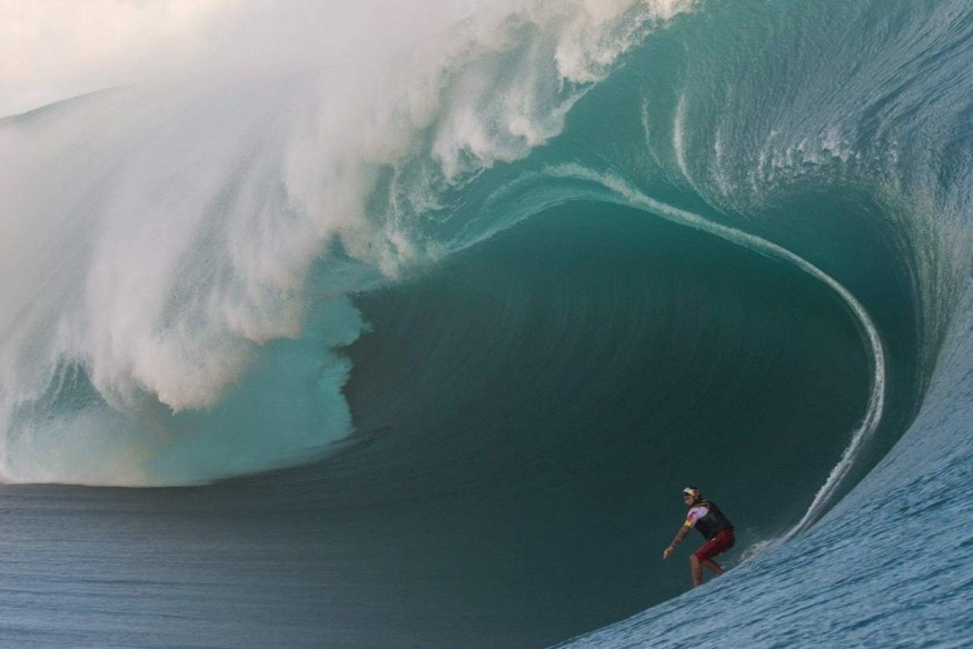 Alerte rouge à Teahupo’o : Des surfeurs frôlent la mort face au chaos des bateaux de touristes | 23.6 Radio
