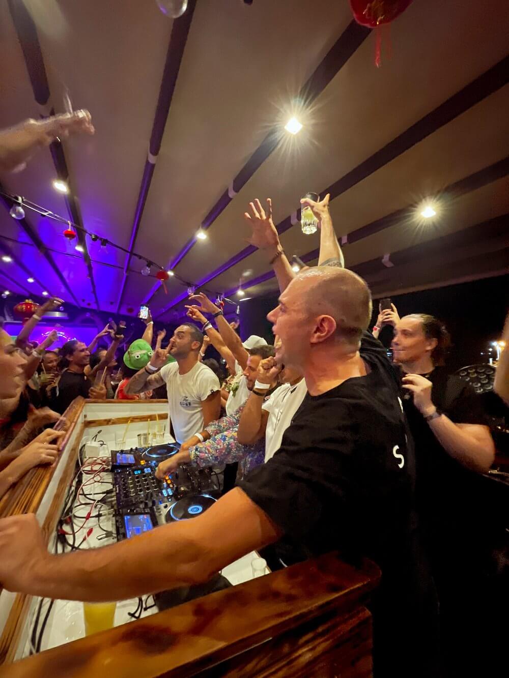 les-fins-de-soirees-au-baroof-papeete-tahiti.jpeg (119 KB)