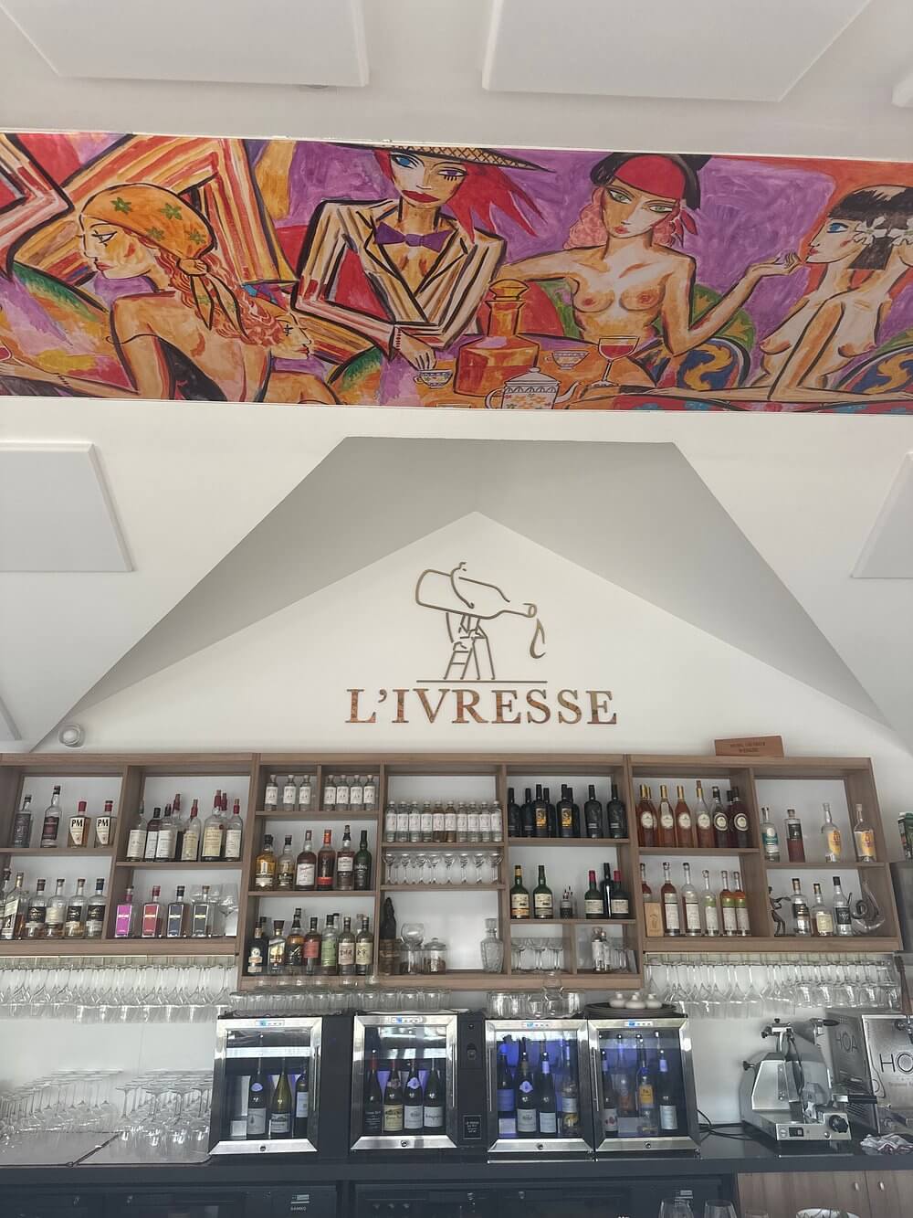 livresse-bar-papeete-interieur.jpeg (153 KB)